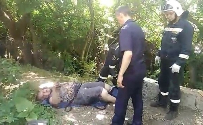 В Саратове пьяная женщина застряла головой в заборе 
