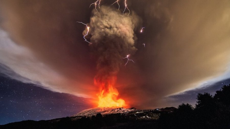 Извержение вулкана Этна в Италии: последние новости, фото, видео, число жертв 
