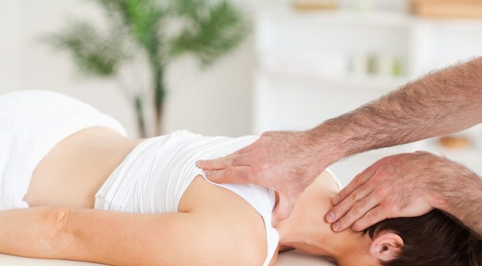 Сеанс мануальной терапии: почему он популярен у пациентов с сидячим образом жизни