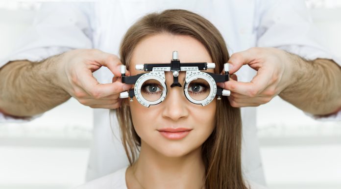 Подбор очков для коррекции проблем со зрением после профессиональной диагностики в оптике: советы
