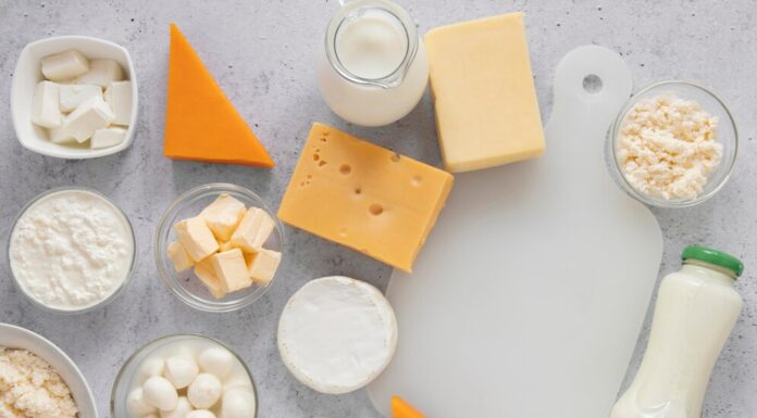 Топ-5 самых полезных молочных продуктов для завтрака. На что обратить внимание при покупке сыра и сливок