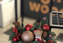 Букеты с еловыми шишками и ягодами: новогодняя классика