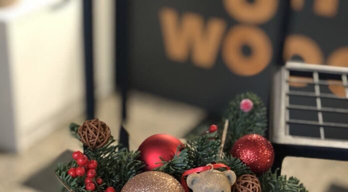 Букеты с еловыми шишками и ягодами: новогодняя классика