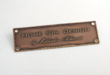 Почему на брендовой одежде используют металлические шильдики