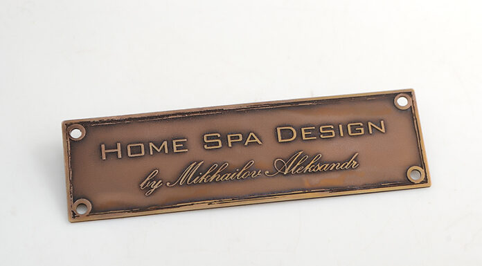 Почему на брендовой одежде используют металлические шильдики