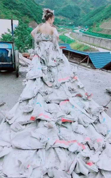 Китаянка сшила свадебное платье из 40 мешков для цемента 